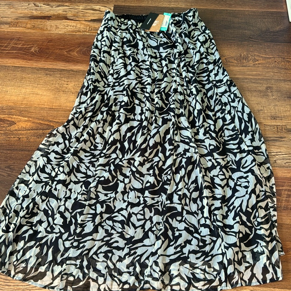 Vero moda Smilla full length maxi black and white skirt.